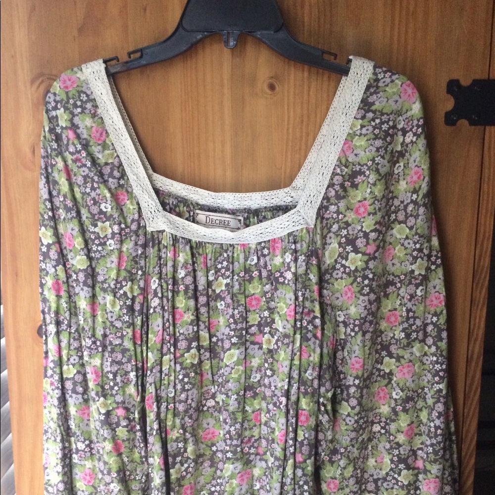DECREE Floral Blouse